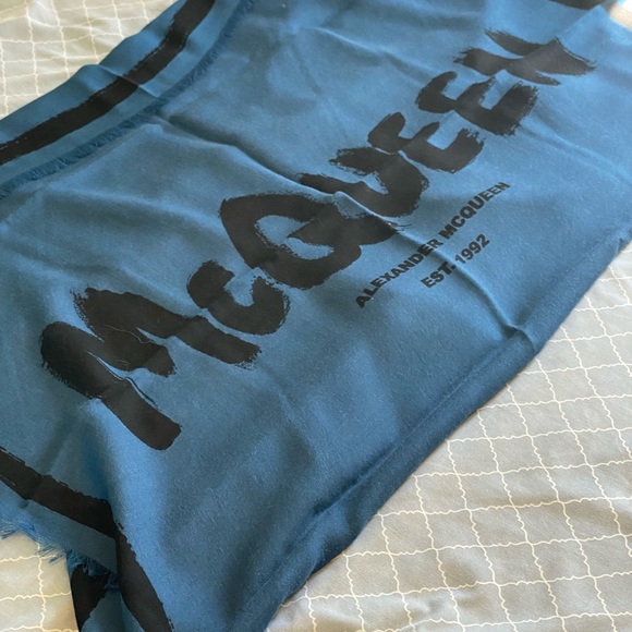 ALEXANDER MCQUEEN 100% Wool Blue Graffiti Scarf - Picture 9 of 11